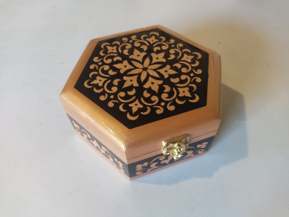 Qutichalar yogʻoch naqshi boʻrtgan