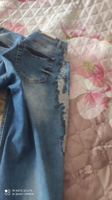 Два чифта дамски дънки