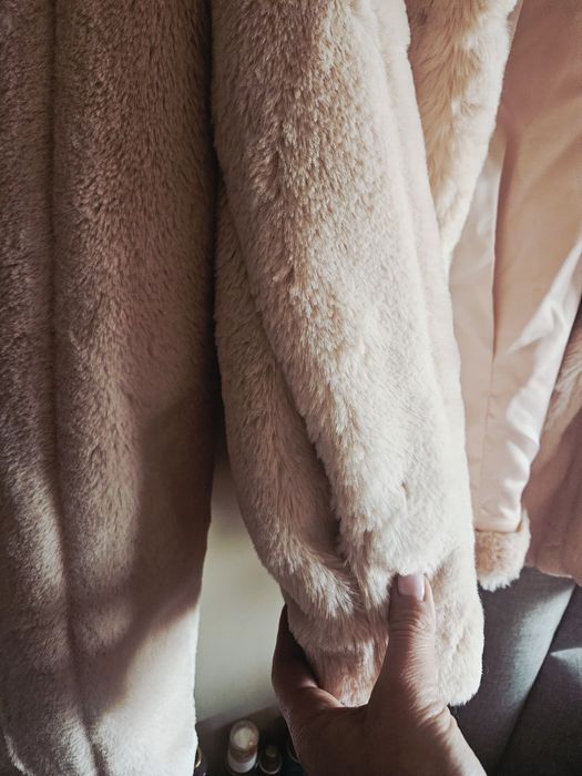 GUESS Късо палто Sophy от еко пух