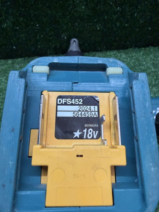 Безчетков винтоверт за гипсокартон с магазин Makita DFS452