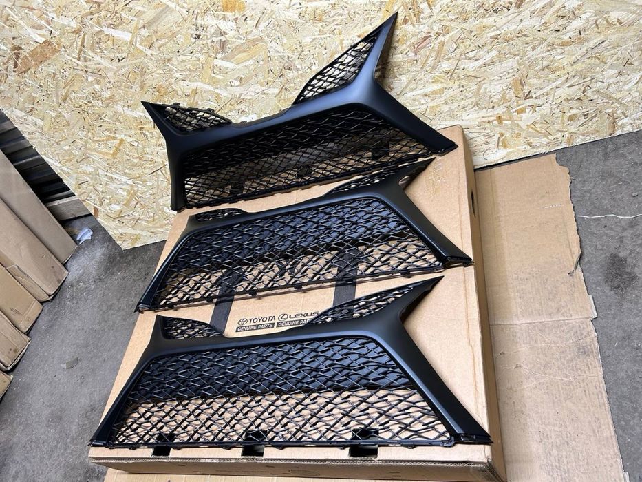 Решетка в бампер на Камри 70 СЕ