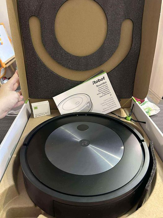 Продавам прахосмукачка робот Robot Roomba j7