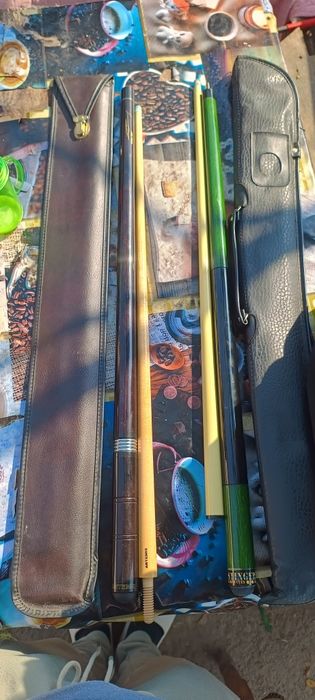 Buna ziua am 2 tacuri de biliard 1 tac Artemis mister 100. 2  .Stinger carom cues   Ambele au cu suport preț negociabil