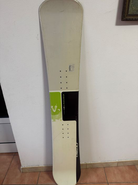 Vând placa de snowboard nouă nefolosită