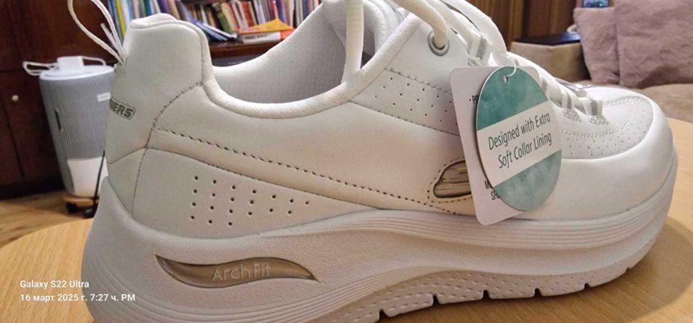 Бели дамски маратонки Skechers с ортопедична стелка Arch Fit  38 номер