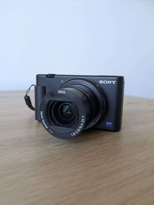 Sony ZV-1 | По-добра от G7X, Компактна Камера за YouTube, Instagram, TikTok и др. С две Батерии и Зарядно