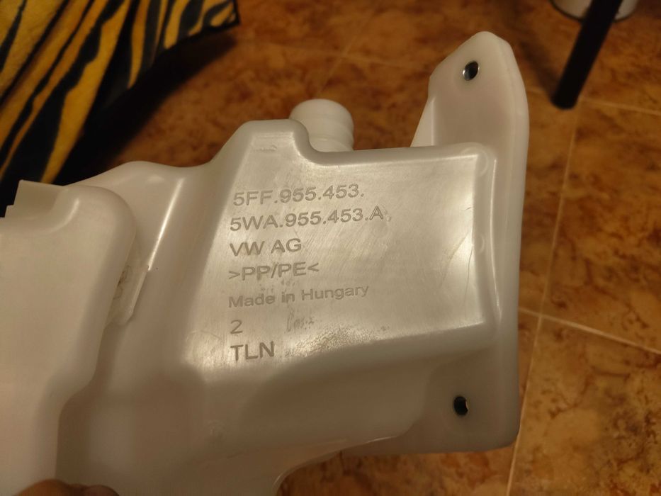 Vas spalator parbriz cu pompa VW Golf 8 / Skoda Octavia 4 / Seat Leon 4 / Audi A3 8Y - 5FF955453