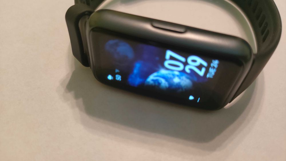 Продавам смарт гривна Huawei Band 7