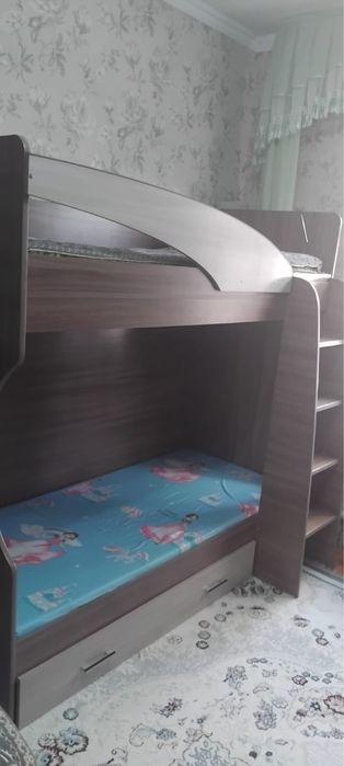 Двух этажный кроват