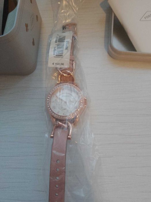 Fossil Riley чисто нов часовник  в кутия,закупен от Америка