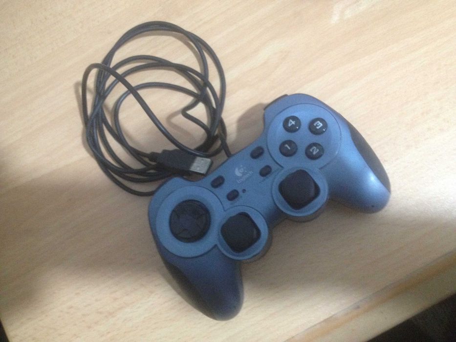 Проводной компьютерный джойстик Logitech
