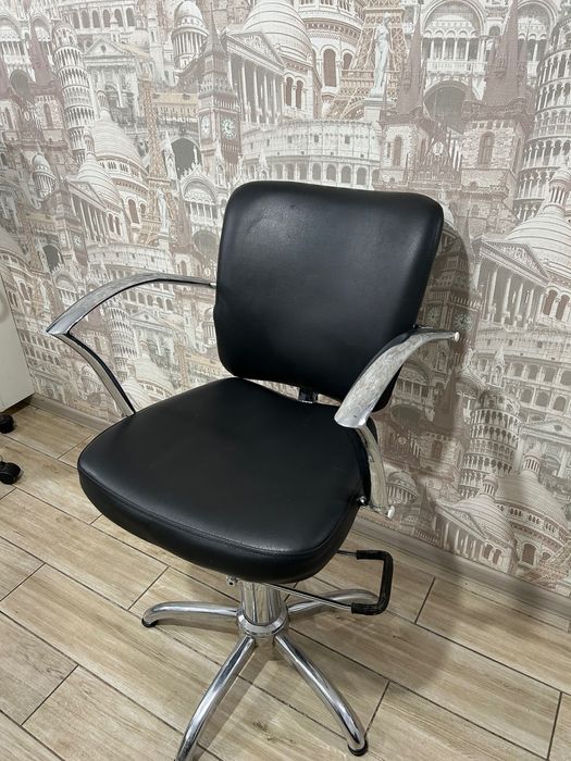 Кресло парикмахерское, мойка парикмахерская.