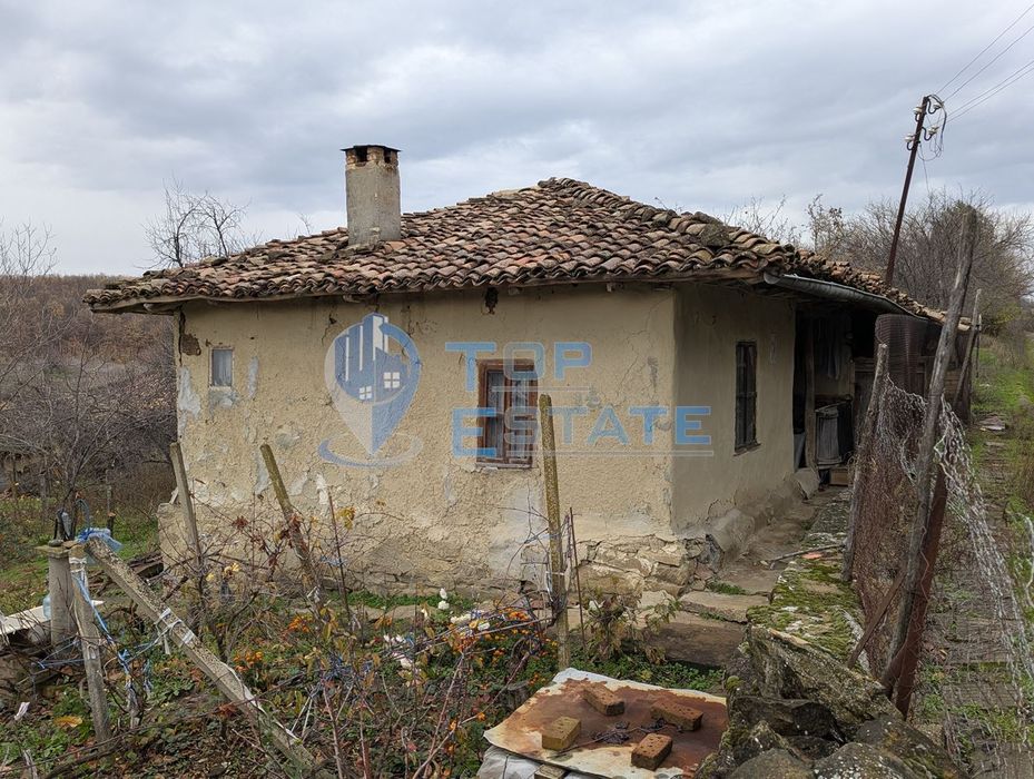 Голям парцел със стара къща в с. Балканци, общ. Стражица, обл. В.Търн