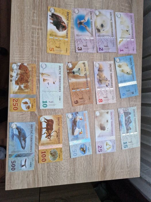 Vand 14 bancnote teritoriile arctice