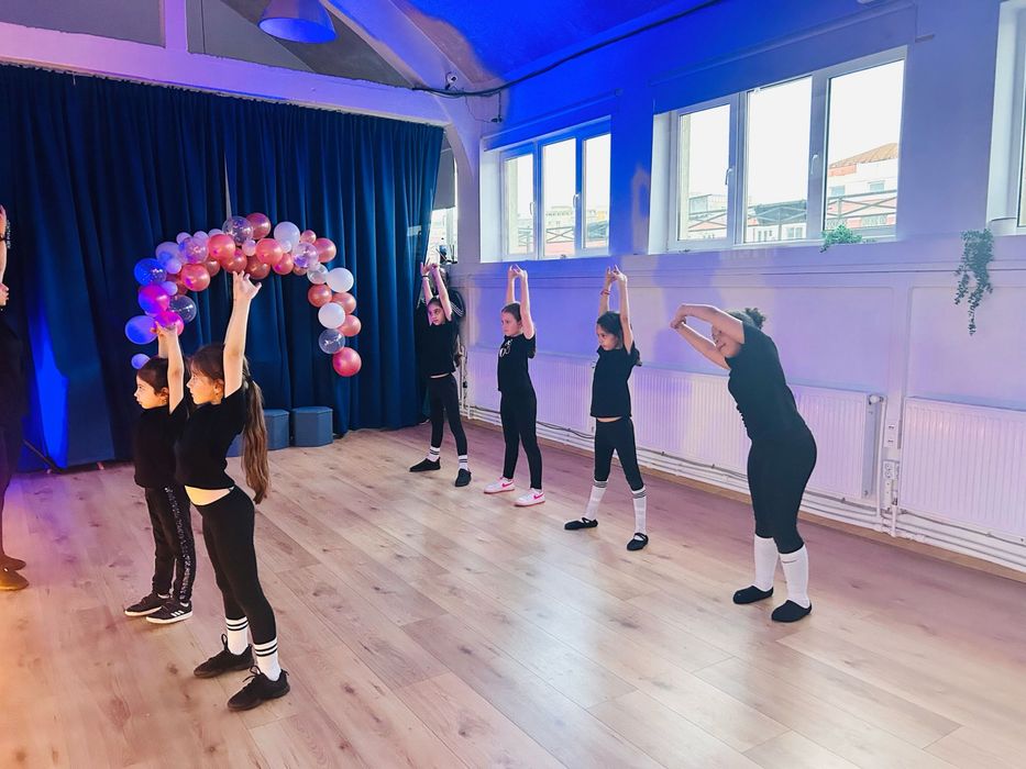 Inscrieri dans modern pentru copii cu varste cuprinse intre 4-16 ani.