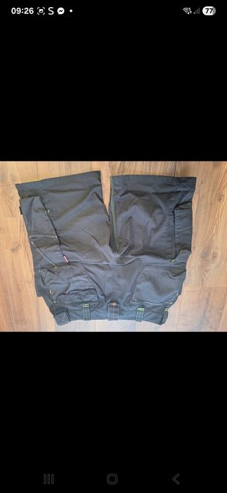 Pantaloni scrurti strauss is patati in fata se vede in poze