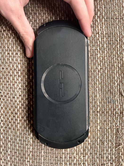 Продавам psp с 4 игри