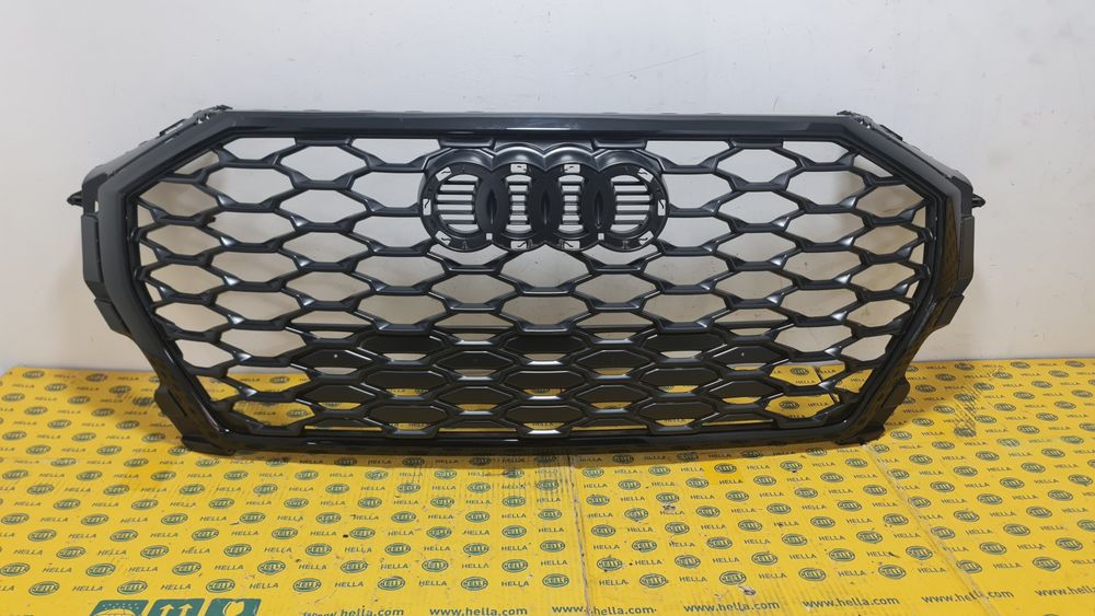 Grila masca radiator bara fata Audi Q3 F3 83F853651c S line black