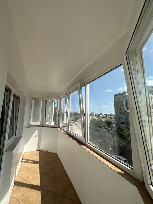 Direct proprietar | Vând apartament cu 4 camere, decomandat, în Constanța (zona Km 4-5, Bulevardul Aurel Vlaicu)