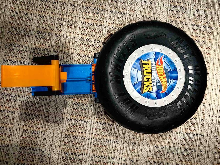 Hot Wheels Monster Trucks Stunt Tire Playset.