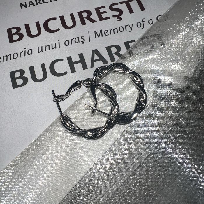 Cercei cu design modern și tijă (ac) din argint