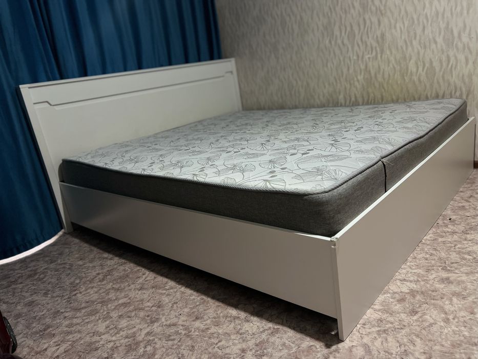 Продам кровать с матрасом 180*200