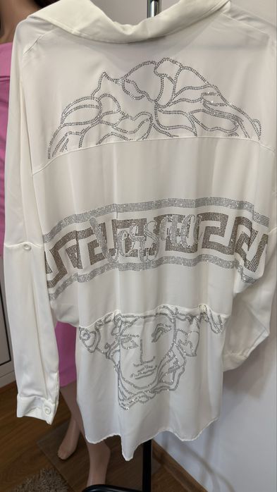 Риза бяла с камъчета по-нея