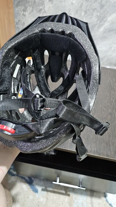 Продам велошлем черный
