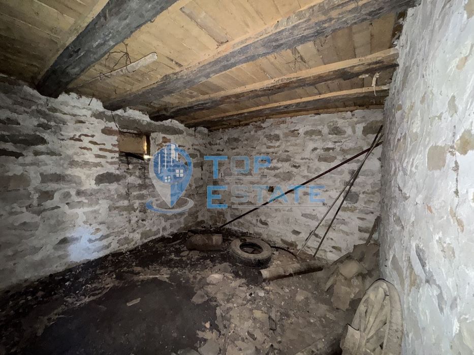 Тухлена къща с кладенец в с. Козаревец, област Велико Търново