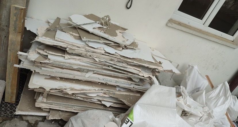 Debarasez moloz / deseuri / mobila  veche demolare / sapaturi