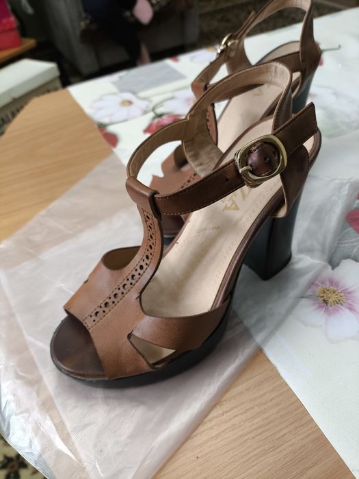 Продам босоножки