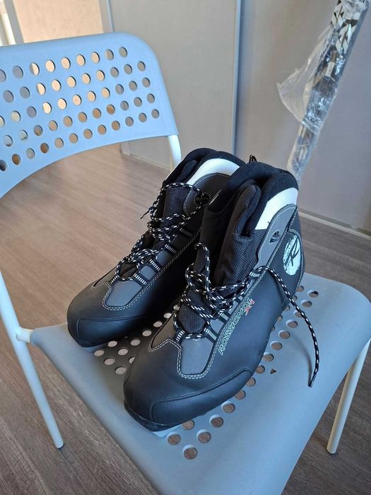 Ски за бягане нови със обувки.