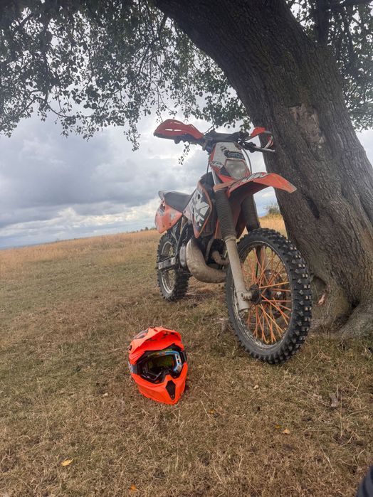Vând ktm exc 300 cc.  Prețul timp de 24 de ore  1200 e fără negociere