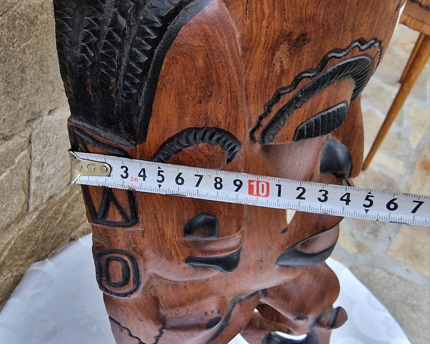 Тежка и масивна дървена маска дялана изцяло от едно цяло дърво