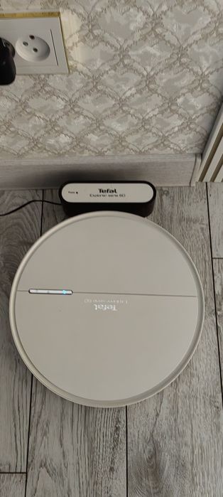 Продам робот-пылесос TEFAL