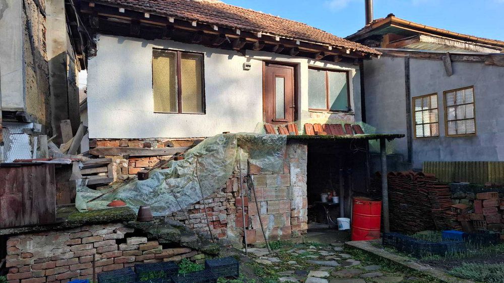 Къща с малък парцел в квартал Етъра