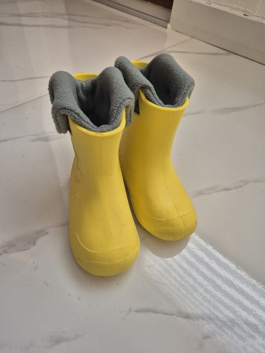 Жълти ботуши жабки