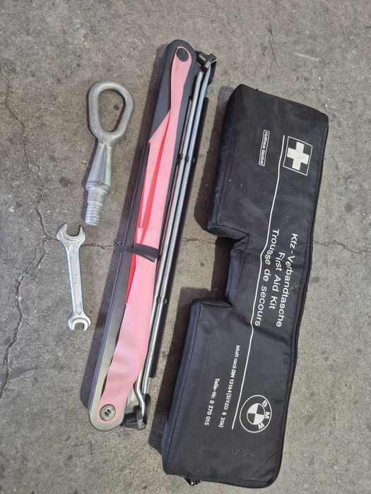 БМВ кука аптечка за кола авариен комплект 1 3 5 7 серия BMW 1 3 5 6 7