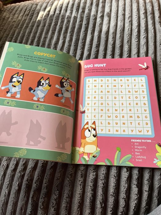 Чисто нова книжка с 50 стикера Bluey, Блуи, на английски език