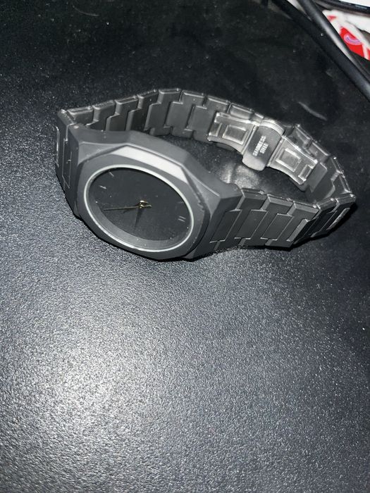 Продам часы черные, дешево