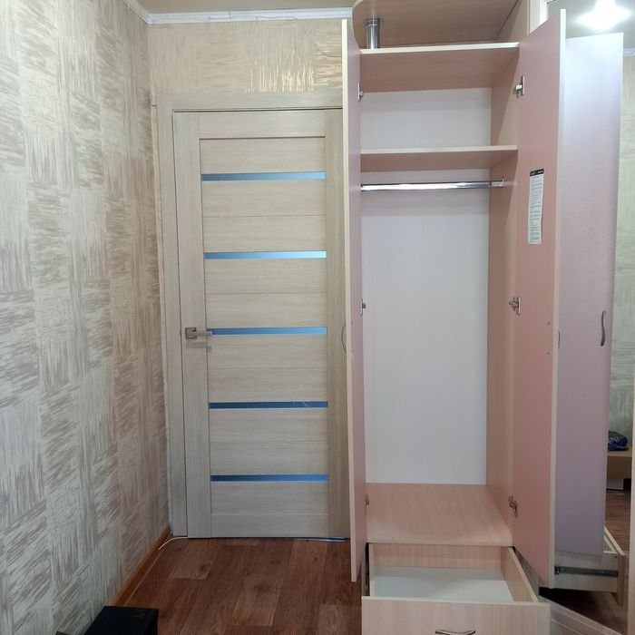 Шкаф мальнький вместительный