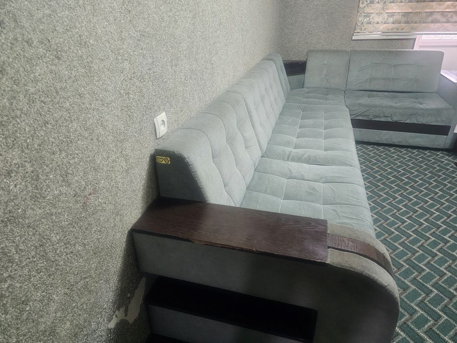 Xolati yaxshi qoshimcha stol ham mavjud