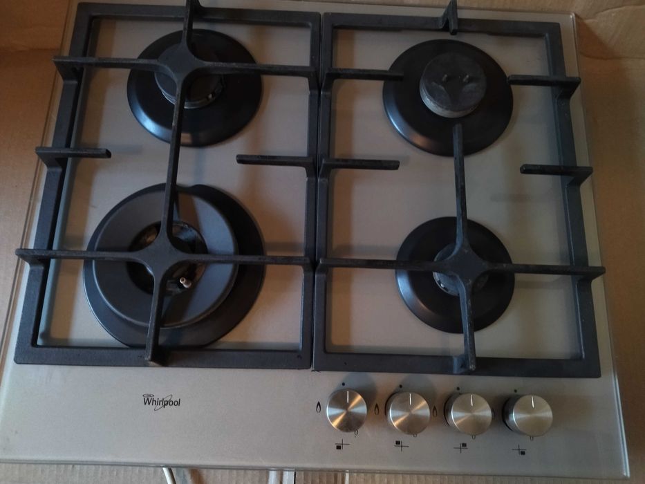 Plita incorporabila din ceramica pe gaz Whirlpool al șaselea simț model deosebit și modern se încadrează perfect în blatul de bucătărie și în mobila