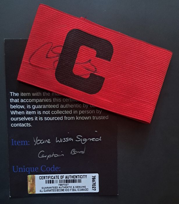 Футболни артикули и карти с автографи!