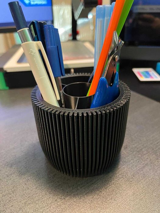 Design modern suport creioane si pixuri pentru birou