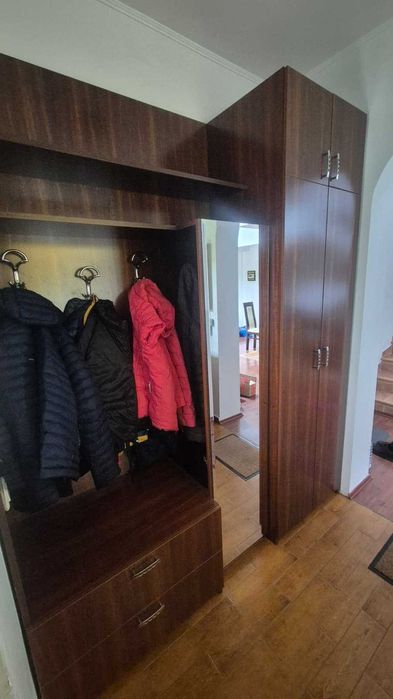 Mobilier de hol realizat la comanda de Elvila, culoare nuc (cuier, pantofar)