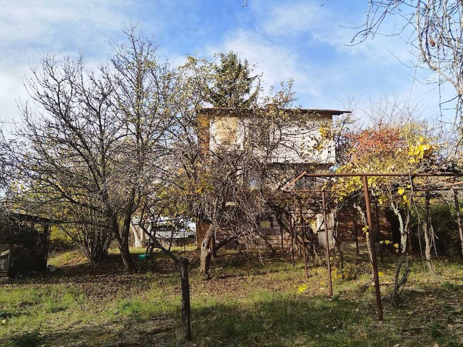 Масивна къща в село Балша