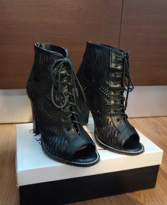 Кожени обувки с дебел ток