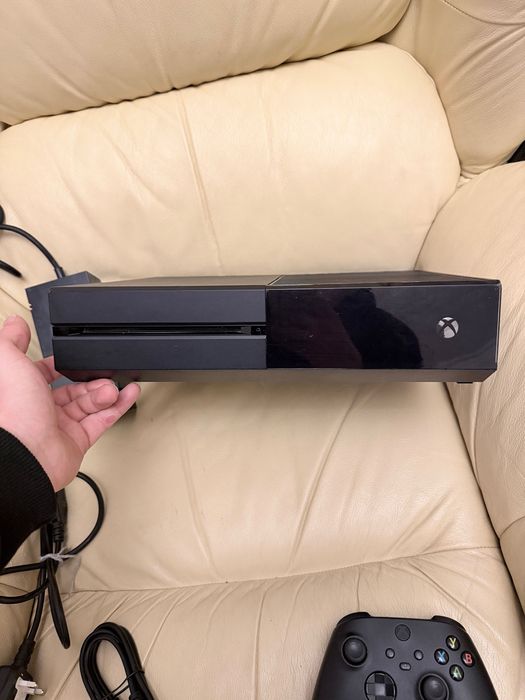 Xbox One черен + контролер