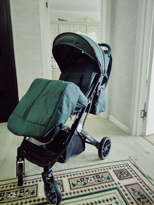 Коляска детская  зелёного цвета